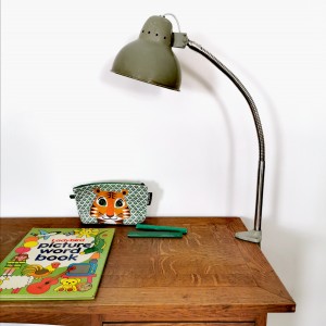 Lampe d'atelier en métal gris