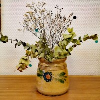 Pot en terre beige motif floral