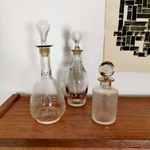 Carafes et flacon de parfum anciens