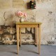 Petite table en bois ancienne herbe de bison 