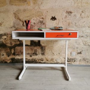 Bureau enfant années 70 en métal et formica rouge 