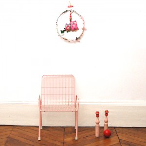 Chaise en métal rose