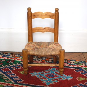 Petite chaise paillée