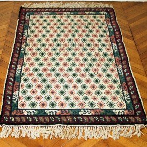 Tapis ancien motif rose et vert