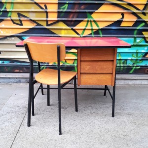 Bureau années 60 en formica rouge 1