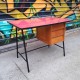 Bureau années 60 en formica rouge