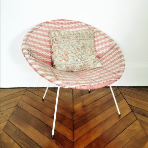 Fauteuil vintage en scoubidou rose 1