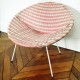 Fauteuil vintage en scoubidou rose