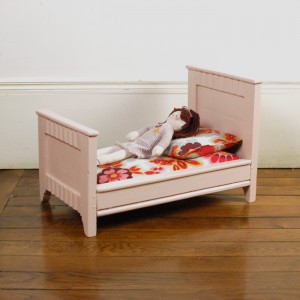Petit lit de poupée rose 1
